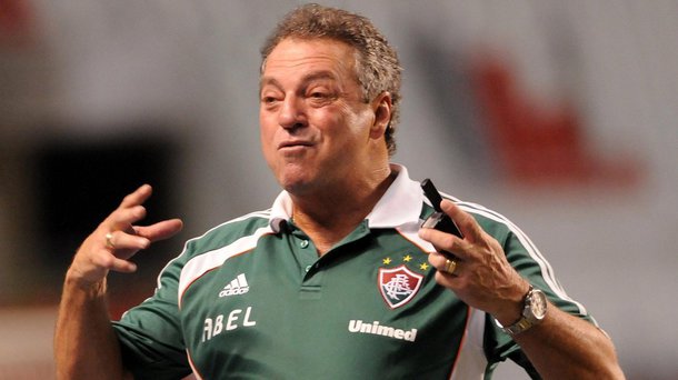 Filho do técnico do Fluminense, Abel Braga, João Pedro Braga, de 18 anos, morreu na manhã deste sábado, 29, ao cair da varanda do apartamento da família, no bairro do Leblon, no Rio; treinador comandava o trabalho da equipe no CT da Barra da Tijuca, no momento do acidente; clube prestou sua solidariedade ao técnico e decretou luto de três dias; CBF decidiu adiar a partida contra a Ponte Preta, que aconteceria neste domingo, 30, para o dia 9 de agosto 