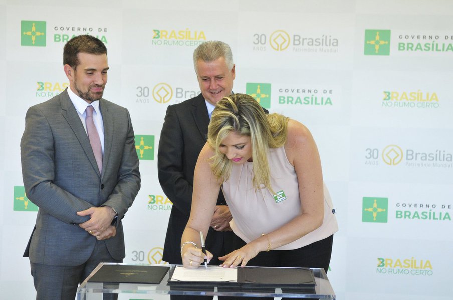 O governo de Brasília empossou 195 técnicos de enfermagem aprovados em concurso, que garantirão a reabertura de 58 leitos dos 88 leitos bloqueados de UTI; eles fazem parte do grupo de 725 nomeados no início de maio para a rede pública de saúde; além dos técnicos de enfermagem, foram nomeados 112 servidores para a saúde pública do DF; segundo o governo, após as novas aquisições, são mais de 3 mil servidores da Saúde empossados na atual gestão; apesar de impedido de fazer novas contratações, por estar no limite prudencial da LRF, o executivo disse ter atuado de acordo com a legislação para nomear esses profissionais