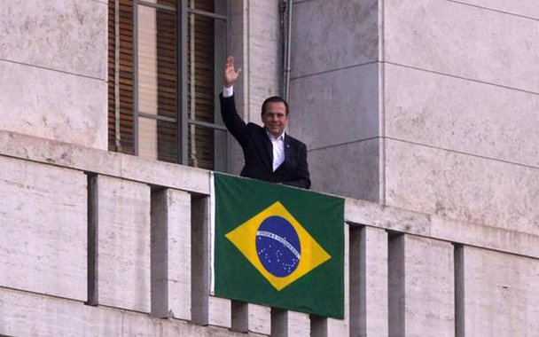 O prefeito de São Paulo Joao Doria Junior (PSDB) orientou o time de prefeitos regionais a espalhar pela capital bandeiras do Brasil com a desculpa de que é preciso despertar o espírito cívico da população. Mas a medida, segundo o Estadão desta quarta (26), foi tomada após a condenação de Lula no caso triplex e ainda pode estar atrelada a um plano para projetar Doria no "tabuleiro nacional"; leia reportagem do GGN