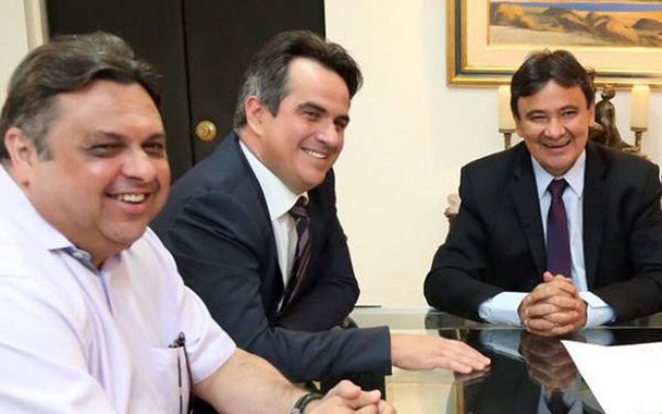 Abusando das frases de efeito, o presidente do PP no Piauí, deputado estadual Júlio Arcoverde (PP) avisou: o Partido Progressista pode até abrir mão da candidatura a vice-governador, desde que o PT desista da disputa ao Senado nas eleições de 2018; "Política é a arte de ciscar pra dentro", comparou; o PP não será empecilho desde que os outros partidos da base também cedam espaços na chapa majoritária; "O que está faltando é maturidade das nossas bases, das bases do PT... Cada um cuide dos seus cabritos", sugeriu