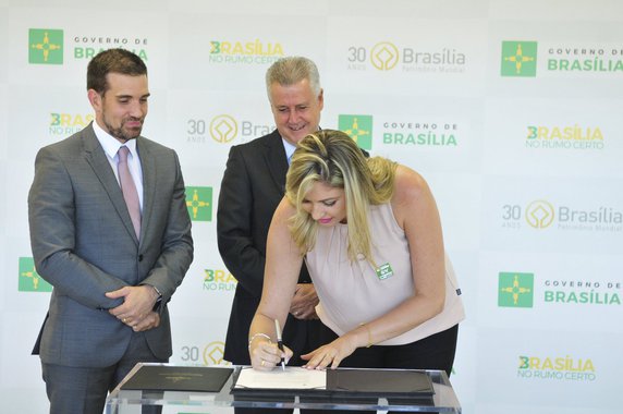 O governo de Brasília empossou 195 técnicos de enfermagem aprovados em concurso, que garantirão a reabertura de 58 leitos dos 88 leitos bloqueados de UTI; eles fazem parte do grupo de 725 nomeados no início de maio para a rede pública de saúde; além dos técnicos de enfermagem, foram nomeados 112 servidores para a saúde pública do DF; segundo o governo, após as novas aquisições, são mais de 3 mil servidores da Saúde empossados na atual gestão; apesar de impedido de fazer novas contratações, por estar no limite prudencial da LRF, o executivo disse ter atuado de acordo com a legislação para nomear esses profissionais