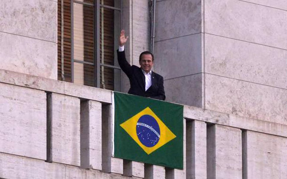 O prefeito de São Paulo Joao Doria Junior (PSDB) orientou o time de prefeitos regionais a espalhar pela capital bandeiras do Brasil com a desculpa de que é preciso despertar o espírito cívico da população. Mas a medida, segundo o Estadão desta quarta (26), foi tomada após a condenação de Lula no caso triplex e ainda pode estar atrelada a um plano para projetar Doria no "tabuleiro nacional"; leia reportagem do GGN