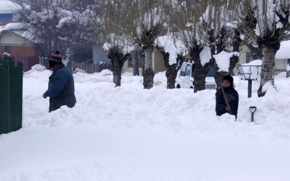 Cerca de 300 brasileiros permanecem presos nesta terça-feira (18) na Argentina devido à nevasca em Bariloche; por outro lado, um número indefinido não consegue chegar à cidade; quem consegue deixar a estação de esqui enfrenta outro calvário para sair de Buenos Aires, já que muitos perderam o voo de conexão para o Brasil