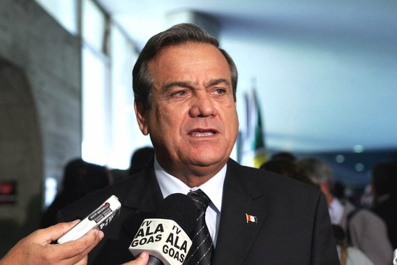 Sondado pelo PSDB e DEM para disputar o governo de Alagoas ou Senado em 2018 pela oposição, o deputado federal Ronaldo Lessa (PDT) deve mesmo tentar renovar o seu mandato; o parlamentar avalia que o governador Renan Filho (PMDB), a quem apoiou em 2014, é favorito; Ronaldo Lessa, apesar de ter firmado uma aliança em Maceió com os tucanos, deve manter apoio ao governador; outra situação que conspira a favor e os aproxima é a posição dos Calheiros em relação a Michel Temer e Lula