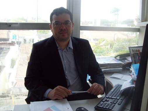O governador Renan Filho (PMDB) nomeou o procurador de contas Rodrigo Siqueira Cavalcante para a vaga de conselheiro do Tribunal de Contas do Estado de Alagoas; Rodrigo assume a vaga do conselheiro Luiz Eustáquio Toledo, que se aposentou em 2015 e faleceu recentemente; a vaga demorou dois anos para ser preenchida e nesse tempo foi alvo de disputa judicial 