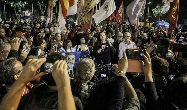 Em discurso no início da noite de hoje na Cinelândia, na cidade do Rio de Janeiro, a deputada federal Jandira Feghali (PCdoB-RJ) afirmou que a manifestação tem duas razões principais que se misturam: a luta contra as reformas e entrega das riquezas do país pelo governo de Michel Temer e a defesa do ex-presidente Lula; “Nós defendemos Lula porque ele é alvo de uma operação à direita, golpista, e condená-lo sem prova significa dar sequência a esse projeto contra o Brasil”, disse a parlamentar