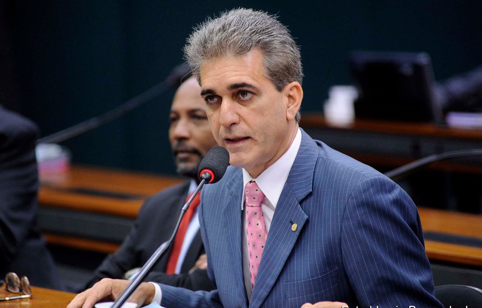 O deputado Robinson Almeida (PT) também protestou nesta terça-feira ao saber que "mesmo sem provas", o juiz Sérgio Moro condenou o ex-presidente Lula a nove anos e meio de prisão; "O triplex do Guarujá não é e nunca foi propriedade do presidente. Certamente Lula será absolvido no julgamento de segunda instância", argumenta Robinson; segundo o deputado baiano, "depois do vazamento ilegal do áudio da conversa entre o Lula e Dilma" e de conduzir o ex-presidente coercitivamente para depor, "Moro deixou nítida a sua parcialidade em relação ao processo"