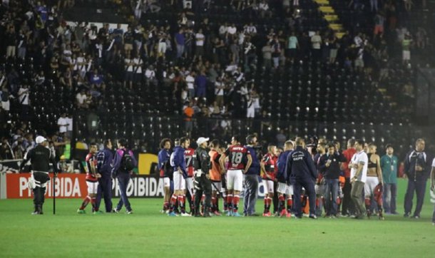 Tumulto ocorrido no estádio São Januário e que resultou na morte de um torcedor do Vasco, após este perder para o Flamengo por 1 x 0, poderá levar a interdição do campo; denúncia contra o clube deverá ser encaminhada pelo procurador-geral do Superior Tribunal de Justiça Desportiva (STJD), Felipe Bevilacqua, na próxima segunda-feira (10); "Podemos pedir a interdição do estádio ao menos até o julgamento, quando o clube poderá perder até dez mandos de campo e ser obrigado a pagar uma multa. Mas é preciso lembrar que esse assunto ultrapassa nossa competência, pois estamos falando de pessoas que praticam assassinato", afirmou o procurador