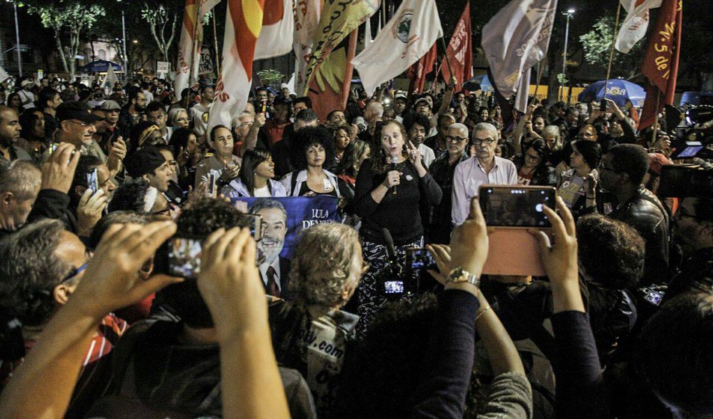 Em discurso no início da noite de hoje na Cinelândia, na cidade do Rio de Janeiro, a deputada federal Jandira Feghali (PCdoB-RJ) afirmou que a manifestação tem duas razões principais que se misturam: a luta contra as reformas e entrega das riquezas do país pelo governo de Michel Temer e a defesa do ex-presidente Lula; “Nós defendemos Lula porque ele é alvo de uma operação à direita, golpista, e condená-lo sem prova significa dar sequência a esse projeto contra o Brasil”, disse a parlamentar