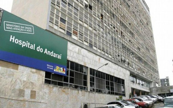 A comissão externa de parlamentares da Câmara dos Deputados que vem vistoriando hospitais federais do Rio constatou problemas ligados à falta de integração entre estado, município e governo federal na organização das vagas hospitalares no Rio; parlamentares visitaram, desde o início do mês, as sedes dos sistemas municipal e estadual de regulação e avaliaram que vagas ficam ociosas ao mesmo tempo em que há dificuldade no encaminhamento de pacientes para atendimento especializado