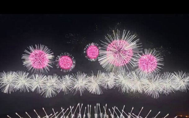 Monte Fuji, a montanha mais sagrada do Japão, reverenciada como uma entidade viva e de natureza divina. Todos os anos, nos primeiros dias de agosto, os japoneses celebram o Festival dos Fogos de Artifício bem diante do vulcão. Festa de grandeza faraônica, para encantar corações e mentes, ainda mais quando a música de fundo vem da ópera Guilherme Tell, de Gioachino Rossini. 