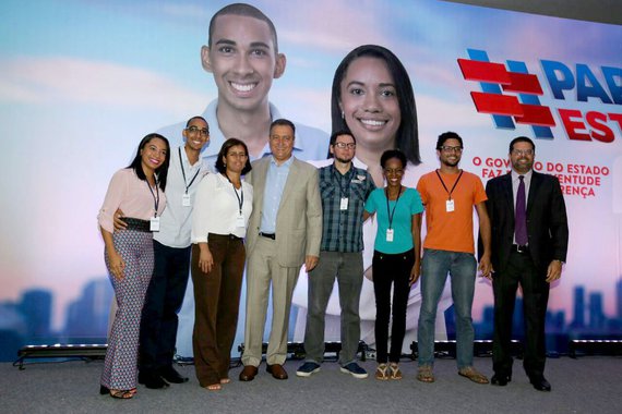 As novas oportunidades de emprego, estágio e bolsas de estudo oferecidas pelo governo baiano, no âmbito de três programas específicos, criados para atender a jovens egressos dos cursos profissionalizantes da rede estadual e para universitários, demandarão recursos da ordem de R$ 86 milhões até o próximo ano; ao contrário do cenário nacional de desemprego e crise, a Bahia vem se destacando na geração de novas oportunidades no mercado de trabalho e ainda estimulando a permanência dos jovens de baixa renda nos cursos de graduação das universidades públicas estaduais e federais; aproximadamente 20,5 mil estudantes de cursos profissionalizantes da rede pública estadual e jovens universitários serão contemplados, até o final de 2018