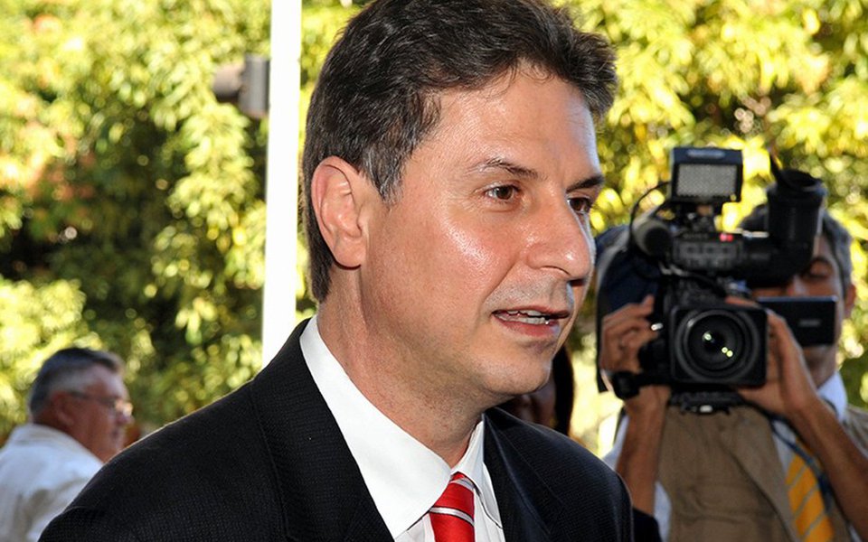 O Conselho Nacional do MP reabriu o inquérito contra o ex-procurador geral de Justiça do Distrito Federal Leonardo Bandarra, suspeito de ter apresentado declaração falsa de bens e rendas ao departamento de recursos humanos do Ministério Público (MPDFT) quando trabalhava no órgão; uma casa em que mora no Lago Sul, bairro nobre de Brasília, foi comprado em 2008 por R$ 830 mil, mas a auditoria da Receita apurou que ele pode ter sido negociado por R$ 1,3 milhão