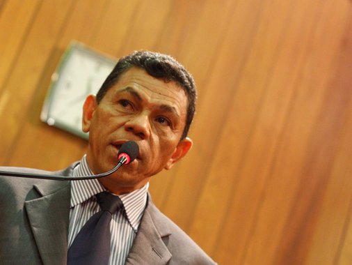 O líder do Governo, deputado João de Deus (PT), reagiu com veemência a acusação, que chamou de “ilação irresponsável”, do líder do oposição na Assembleia Legislativa, deputado Robert Rios (PDT); a reação causou surpresa até no líder oposicionista, que usou o tempo de dois minutos para defender um requerimento de sua autoria, pedido informações sobre a viagem do governador Wellington Dias ao Canadá; “Sinceramente, acho que às vezes, muitos colegas aqui, querem cavar espaço na imprensa, através de forçar a barra. O deputado se limita a dá informação que não é verdadeira”