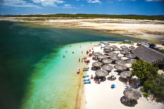 O Ministério Público Federal no Ceará (MPF-CE) entrou com ação na Justiça para barrar a construção de um empreendimento particular nas margens da Lagoa do Paraíso, em Jericoacoara; o MPF alega que os responsáveis pela obra estão construindo de forma fracionada para driblar um licenciamento mais rigoroso exigido para construções no local - a lagoa faz parte da Área de Proteção Ambiental da Lagoa de Jijoca