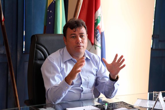 Acusado pela Polícia Federal de chefiar um esquema criminoso na Prefeitura de Marechal Deodoro, município da região metropolitana de Maceió, o advogado Fábio Ferrário afirmou que o seu cliente, o ex-prefeito Cristiano Matheus, está tranquilo; Ferrário já esteve na sede da PF para informar que "ele está viajando e que só deve voltar para Alagoas na próxima terça-feira (25) e que, assim que chegar, irá se apresentar à polícia"; o ex-prefeito é suspeito de chefiar um esquema criminoso responsável por causar desfalque da ordem de R$ 6 milhões, entre os anos de 2011 e 2014