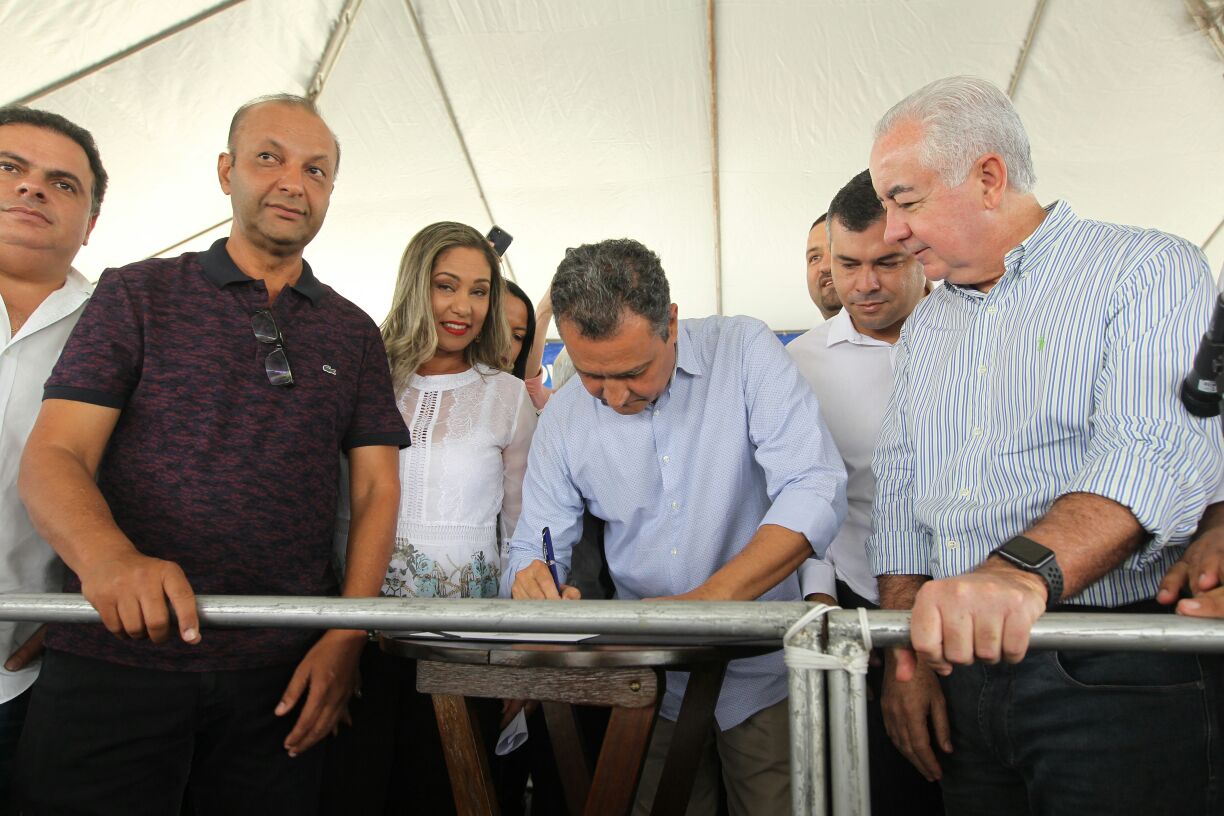 Em visita á cidade de Quijingue, o governador da Bahia, Rui Costa, autorizou investimentos na ordem de R$ 6 milhões para recuperar e pavimentar mais de 34 km da BA-381, no nordeste baiano; o trecho liga o contorno do município de Euclides da Cunha, na BR-116, com o município de Quijingue, e somente com esta intervenção, o governo estadual beneficia cerca de 150 mil baianos que moram na região; a via é uma importante rota para o escoamento das produções da agricultura, pecuária e avicultura