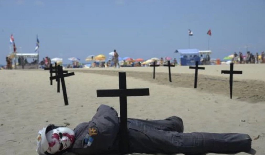 O Rio de Janeiro registrou neste sábado mais uma morte de policial. Desde o início do ano, foram 81 casos; desta vez, é o soldado Éwerton Hudson Bispo da Rocha, ferido ao reagir a uma tentativa de roubo, às 6h10, na padaria Nossa Senhora de Fátima, em Nilópolis, na Baixada Fluminense; policiais do 20º Batalhão de Polícia Militar (BPM), em Mesquita, também na região, apreenderam no local dois carregadores de pistola