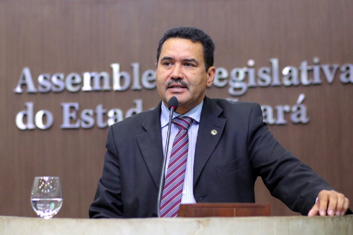 O deputado Moisés Braz (PT) fez hoje um balanço dos debates realizados nas macrorregiões do Estado, pela Comissão de Agropecuária da Assembleia Legislativa, com objetivo de informar sobre os principais pontos da Reforma da Previdência, em mais uma investida do Governo Temer para tirar direitos dos trabalhadores. Foram realizadas dez audiências públicas reunindo vereadores, prefeitos, movimentos sociais e sindicais. O parlamentar agradeceu a participação de todos que estiveram nas audiências e convocou os trabalhadores a aderirem à greve geral, na próxima sexta-feira (30/06), para pedir o afastamento de Michel Temer