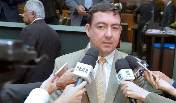 Presidente da Assembleia Legislativa de Goiás, José Vitti (PSDB) fez um balanço positivo da convocação do governador Marconi Perillo, que foi finalizada nesta segunda-feira (17) com a aprovação em definitivo das três matérias referentes à renegociação de dívidas do Estado; de acordo com o parlamentar, a economia gerada com os projetos, superior a R$ 620 mil por ano; "Com certeza a aprovação desses projetos é importante para oxigenar o caixa do Estado. Teremos uma economia significativa com essa prorrogação da dívida e diminuição dos juros e isso ajudará todos os municípios goianos, que terão mais oportunidades de celebrar obras e convênios com o Governo"