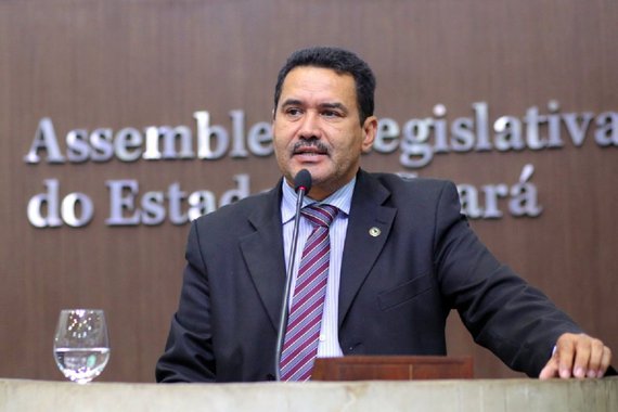 O deputado Moisés Braz (PT) fez hoje um balanço dos debates realizados nas macrorregiões do Estado, pela Comissão de Agropecuária da Assembleia Legislativa, com objetivo de informar sobre os principais pontos da Reforma da Previdência, em mais uma investida do Governo Temer para tirar direitos dos trabalhadores. Foram realizadas dez audiências públicas reunindo vereadores, prefeitos, movimentos sociais e sindicais. O parlamentar agradeceu a participação de todos que estiveram nas audiências e convocou os trabalhadores a aderirem à greve geral, na próxima sexta-feira (30/06), para pedir o afastamento de Michel Temer