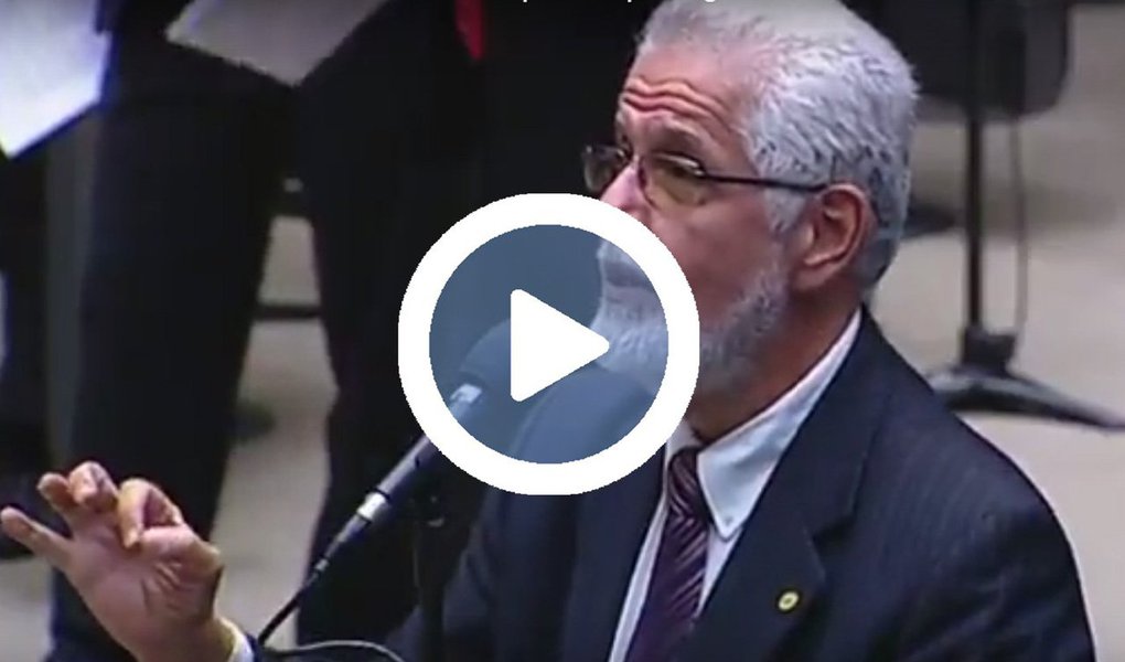Deputado federal Jorge Solla (PT-BA) apresentou nesta quarta-feira (31) denúncia à Procuradoria Geral da República (PGR) contra o ministro da Saúde, Ricardo Barros, pela compra ilegal de medicamentos junto ao laboratório Blau Farmacêutica; duas compras são questionadas porque o próprio ministério fabrica estes medicamentos – a Alfaepoetina e a Ribavirina – através da Fundação Osvaldo Cruz (Fiocruz); em nota, o ministério da Saúde explica o motivo da aquisição dos três medicamentos