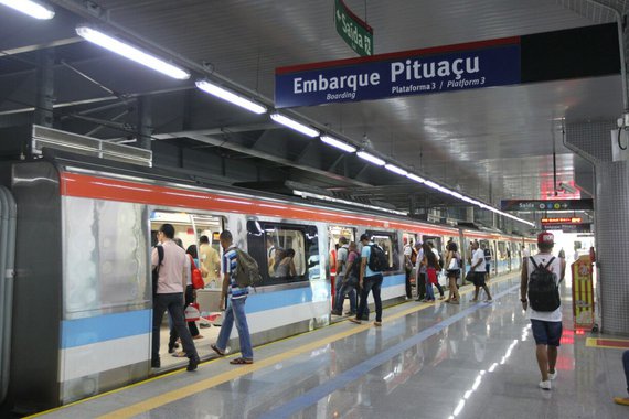 Os recursos aplicados em obras e ações estruturantes pelo governo baiano no primeiro quadrimestre de 2017 aumentaram 10,2% na comparação com igual período do ano passado; de acordo com a Secretaria da Fazenda, a Bahia vem se mantendo em equilíbrio fiscal mesmo diante da recessão prolongada, e a ampliação dos investimentos contribui para o enfrentamento da crise ao promover a geração de emprego e renda na capital e no interior; de janeiro a abril deste ano, o Executivo estadual investiu R$ 723,07 milhões, ante R$ 656,14 milhões registrados em igual período de 2016; são exemplos de investimentos no período as obras de expansão do metrô de Salvador, que chegou em maio à estação Pituaçu, na Avenida Paralela, as vias estruturantes como as avenidas 29 de março e Gal Costa etc.