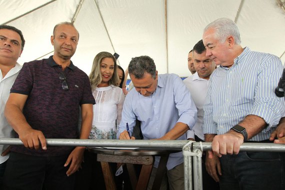 Em visita á cidade de Quijingue, o governador da Bahia, Rui Costa, autorizou investimentos na ordem de R$ 6 milhões para recuperar e pavimentar mais de 34 km da BA-381, no nordeste baiano; o trecho liga o contorno do município de Euclides da Cunha, na BR-116, com o município de Quijingue, e somente com esta intervenção, o governo estadual beneficia cerca de 150 mil baianos que moram na região; a via é uma importante rota para o escoamento das produções da agricultura, pecuária e avicultura