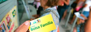 Nos últimos três anos, o programa federal Bolsa Família teve uma queda no número de famílias beneficiárias em Alagoas; de acordo com dados divulgados pela Secretaria de Avaliação e Gestão de Informação (Sagi) do Ministério do Desenvolvimento Social (MDS), foram quase 60 mil famílias que tiveram o benefício cortado no Estado, entre 2014 e 2017; com o corte, quase R$ 134 milhões por ano deixaram de ser repassados nesse período pelo programa social