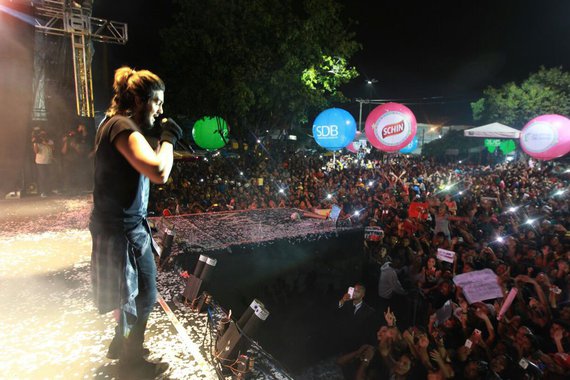 Uma verdadeira multidão acompanhou o show de Luan Santana na noite deste domingo, na Praça João Martins, em Paripe, no Subúrbio Ferroviário de Salvador; o cantor encerrou o São João da Bahia 2017 com chave de ouro, apresentando para o público os grandes sucessos de sua carreira, como do sertanejo, a exemplo de' Chuva de Arroz', 'Acordando o Prédio', 'Mesmo sem Estar', 'Fantasma', entre outros hits; pouco antes de subir ao palco, o sertanejo comentou a felicidade de voltar à capital baiana para este São João; "Estou muito feliz em voltar a Salvador. Toda vez que a gente se encontra, isso fica marcado em mim de alguma forma"
