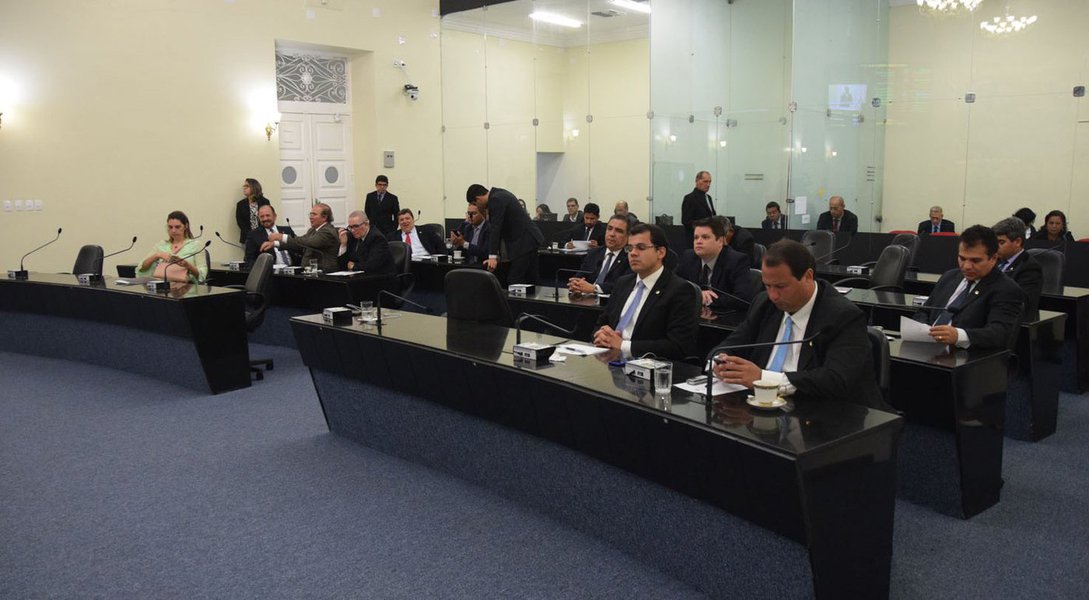 Os deputados estaduais alagoanos aprovaram o Projeto de Lei, de autoria do Poder Executivo, que dispõe sobre o reajuste de 6,29% para os servidores públicos estaduais ativos, inativos e comissionados
