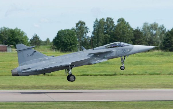 A SAAB, empresa de defesa e segurança, conduziu nesta quinta-feira o primeiro voo da nova geração de caças inteligentes, o Gripen E, que vai equipar a Força Aérea Brasileira; a aeronave (de registro 39-8) decolou do aeródromo da SAAB, em Linköping (Suécia), e sobrevoou a porção leste de Östergötland por 40 minutos; durante o voo, a aeronave realizou diversas operações para atender a vários critérios do teste, inclusive a abertura e o fechamento do trem de pouso; em 2014, o Brasil assinou contrato de R$ 5,4 bilhões para compra de 36 caças Gripen E, da nova geração