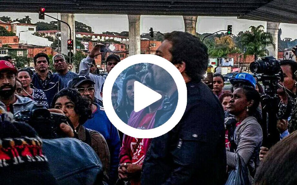 "Não é mole não! Os Sem Teto vão andar de avião!"; o MTST (Movimento dos Trabalhadores Sem-Tetos) ocupou o aeroporto de Congonhas, em São Paulo, em ato que é parte dos protestos em todo o Brasil contra as reformas e o governo de Michel Temer; trabalhadores de diversas categorias também pararão em todo o país nesta sexta (30)