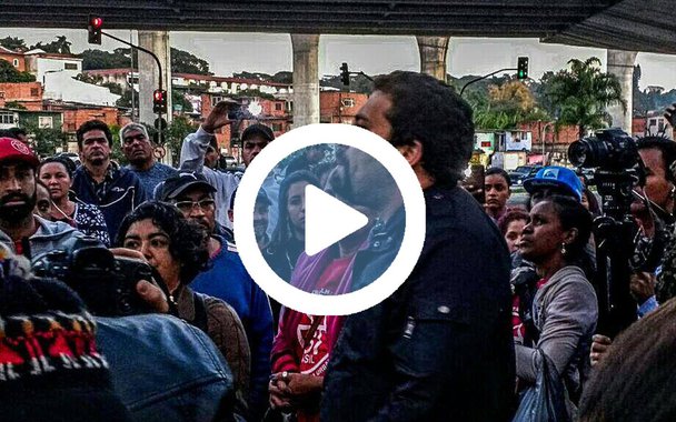 "Não é mole não! Os Sem Teto vão andar de avião!"; o MTST (Movimento dos Trabalhadores Sem-Tetos) ocupou o aeroporto de Congonhas, em São Paulo, em ato que é parte dos protestos em todo o Brasil contra as reformas e o governo de Michel Temer; trabalhadores de diversas categorias também pararão em todo o país nesta sexta (30)