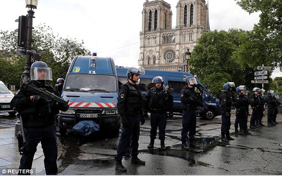 Polícia de Paris atirou e feriu um homem que atacou um policial do lado de fora da catedral de Notre Dame ; polícia havia dito anteriormente que estava lidando com um incidente no pátio que fica do lado de fora do ponto turístico internacionalmente conhecido, e pediu que o público mantivesse distância da área; policiais atiraram no homem depois que ele os ameaçou com um martelo e se recusou a parar; um policial ficou levemente ferido; motivo do ataque ainda não é conhecido