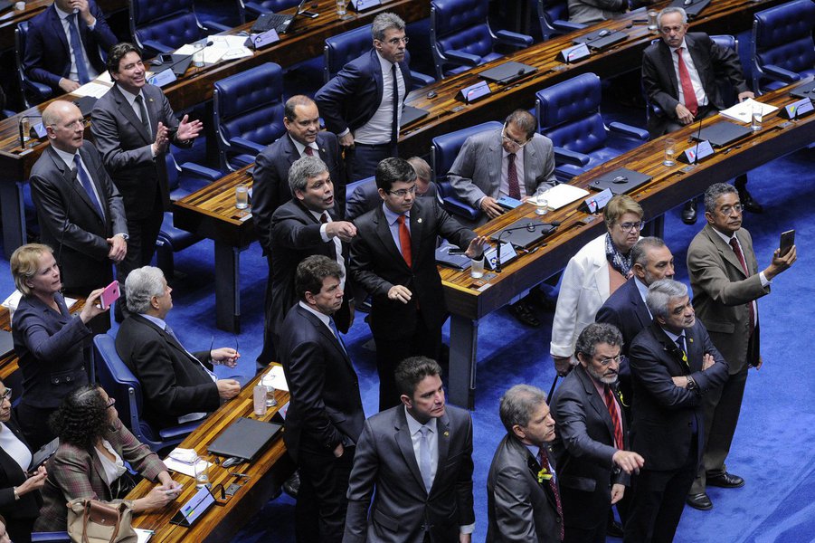 Associações patronais comemoraram a aprovação da reforma trabalhista de Michel Temer, que reduz uma série de direitos do trabalhador brasileiro; elas afirmam que as novas regras vão incentivas a criação de empregos no País; para José Pastore, presidente do conselho de emprego e relações do trabalho da FecomercioSP, as mudanças vão permitir a retomada do crescimento da economia; sindicatos e entidades dos trabalhadores, por outro lado, prevêem queda nas remunerações e precarização nas relações de trabalho