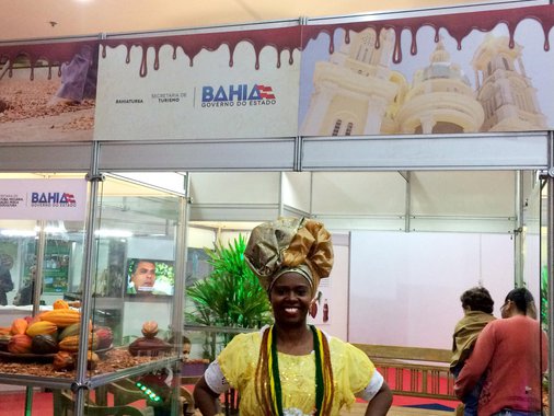 O Chocolat Bahia 2017, que teve apoio do governo do Estado, também bateu recordes de público e de negócios; cerca de 60 mil pessoas visitaram o Centro de Convenções, gerando um movimento de R$ 10 milhões; um dos destaques do festival foi o lançamento, pelo Governo da Bahia, da Estrada do Chocolate, a primeira estrada temática do estado, que irá abranger os municípios de Ilhéus e Uruçuca; no roteiro, os turistas poderão conhecer a cultura do cacau e produção do chocolate, com visitas a fazendas/fábricas de chocolate gourmet ao longo da rodovia BA-262, com sítios históricos, rios, cachoeiras e áreas de preservação ambiental