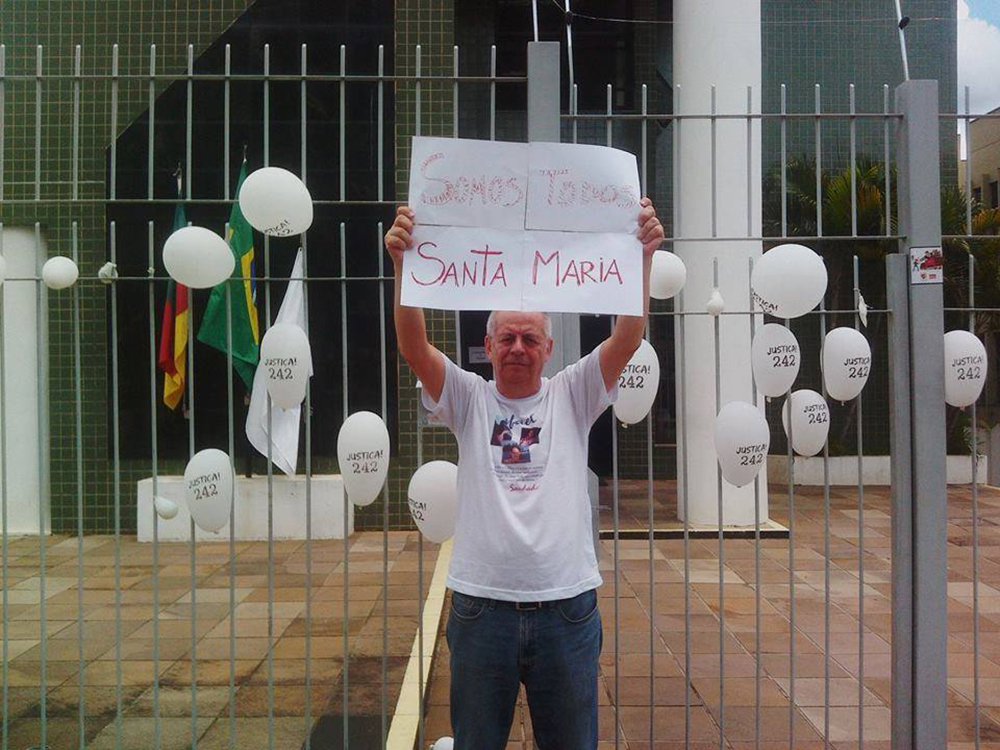 O juiz Leandro Augusto Sassi, de Santa Maria, absolveu Paulo Carvalho, pai de uma das vítimas do incêndio na boate Kiss, ocorrido na cidade gaúcha em janeiro de 2013, da acusação de calúnia e difamação, em ação movida por dois promotores; as acusações tinham por base dois artigos de Carvalho publicados em jornal de Santa Maria e uma publicação feita em seu Facebook, com críticas à atuação dos promotores no caso; para absolver o pai, o juiz usou o recurso da exceção da verdade, alegando que Carvalho tinha o direito de se expressar e que isso não ofendia aos promotores