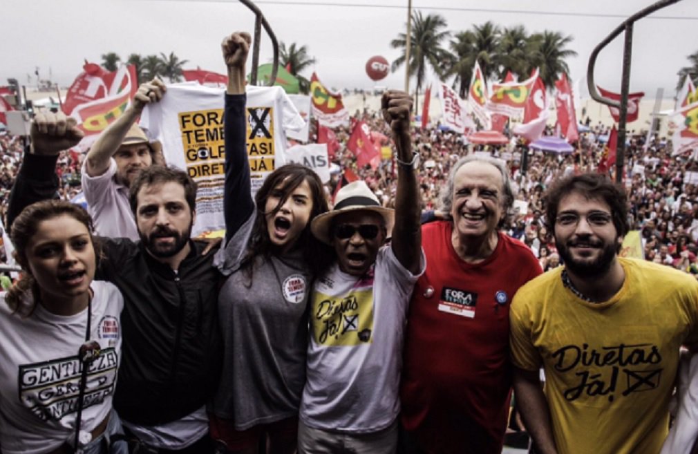 Artistas da Globo também participaram em grande número do ato pelas "Diretas Já" na praia de Copacabana, neste domingo, no Rio De Janeiro; atores como Daniel Oliveira, Wagner Moura, Antonio Pitanga, Sophie Charlotte e Gregório Duvivier estiveram no ato e pediram Fora Temer; desde as 10h, a movimentação na altura da rua Siqueira Campos foi aumentando gradativamente; diversas centrais sindicais e grupos de esquerda ligados ao movimento "Fora Temer" erguiam bandeiras e cartazes