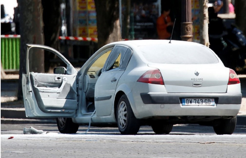 Um homem que bateu seu carro deliberadamente em um veículo da polícia em Paris,a na segunda-feira, tinha armas escondidas em casa e possuía uma licença para porte de arma, apesar de estar na lista do serviço secreto de pessoas ligadas ao islamismo radical, disseram fontes da polícia e autoridades francesas nesta terça-feira; o homem, que morreu no ataque, também carregava em seu carro um fuzil, duas pistolas, munição e dois grandes botijões de gás quando colidiu com um comboio da polícia na segunda-feira