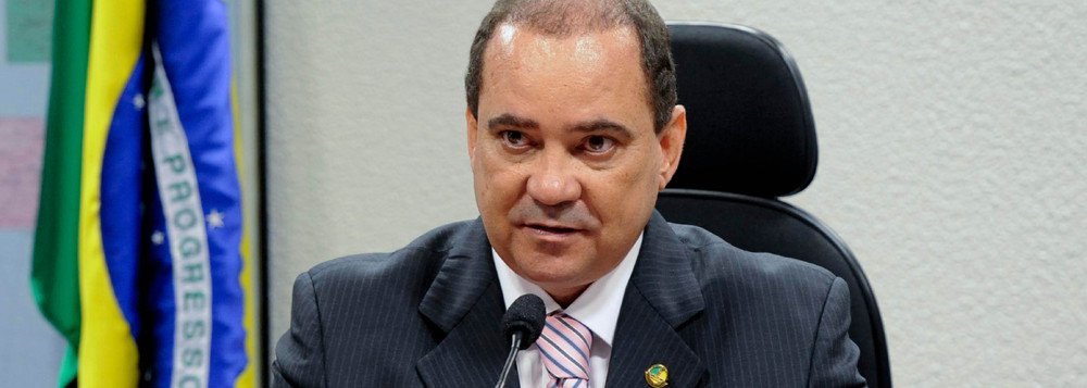 Senador Vicentinho Alves (PR) anunciou nesta terça-feira, 6, a membros da bancada federal que retirou sua pré-candidatura a governador e irá concorrer à reeleição para uma das duas vagas ao Senado no próximo ano; fato reforça a parceria com o governador Marcelo Miranda e inviabiliza os planos do prefeito de Araguaína, Ronaldo Dimas (PR), de disputar uma vaga ao Senado