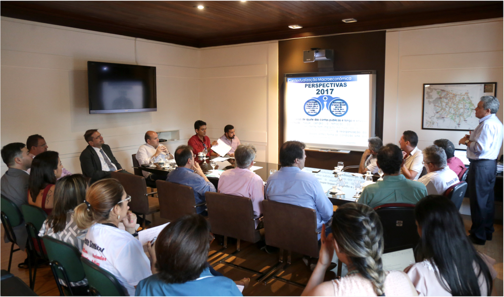 Os servidores municipais de Fortaleza não terão reajuste salarial este ano, anunciou o prefeito Roberto Cláudio (PDT) em reunião realizada no Paço Municipal. O prefeito enfatizou o objetivo prioritário de assegurar os direitos dos trabalhadores municipais, evitando irresponsabilidades com as contas públicas diante da crise econômica do País. "Nosso grande compromisso é pagar os servidores em dia ao longo deste ano e antecipar, como temos feito, ano a ano, o pagamento antecipado de metade do décimo terceiro para o meio do ano", disse RC