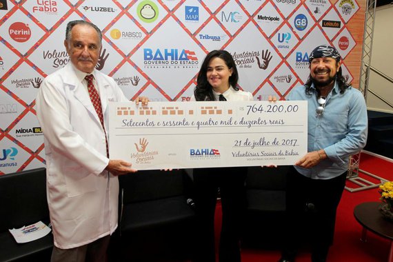A primeira-dama do Estado e presidente das Voluntárias Sociais da Bahia, Aline Peixoto, entregou nesta terça-feira o valor arrecadado no Forró Solidário ao Hospital Aristides Maltez; a doação de R$ 764,2 mil será utilizada na construção de uma UTI, com 10 leitos, e na ampliação do Centro Cirúrgico do hospital; "O que eu queria deixar no marco da gestão das Voluntárias era mobilizar as pessoas a ajudar o próximo e, graças a Deus, eu estou deixando este legado. A gente fez isso no show de Ivete (Sangalo) com o Martagão que deu super certo, estamos fazendo agora com Bell", disse a primeira-dama