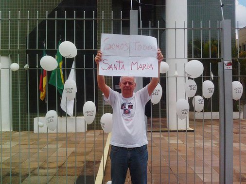 O juiz Leandro Augusto Sassi, de Santa Maria, absolveu Paulo Carvalho, pai de uma das vítimas do incêndio na boate Kiss, ocorrido na cidade gaúcha em janeiro de 2013, da acusação de calúnia e difamação, em ação movida por dois promotores; as acusações tinham por base dois artigos de Carvalho publicados em jornal de Santa Maria e uma publicação feita em seu Facebook, com críticas à atuação dos promotores no caso; para absolver o pai, o juiz usou o recurso da exceção da verdade, alegando que Carvalho tinha o direito de se expressar e que isso não ofendia aos promotores