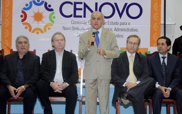 O deputado estadual Paulo Mourão (PT) abriu a reunião regional da Comissão Especial de Estudo para o Novo Ordenamento Econômico, Administrativo, Social e Político do Tocantins (Cenovo) da Assembleia Legislativa, que aconteceu no campus I da Unirg, em Gurupi; “Este Estado quando foi sonhado, imaginado, criado e edificado pelos nossos antepassados, nesta luta secular que foi a criação do estado do Tocantins, tínhamos uma meta que foi se distanciando do seu eixo principal até chegar ao que temos como radiografia atual”