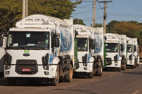 Após a aprovação na Câmara Municipal do projeto de Lei da Prefeitura de Palmas que reajustou em 75% a taxa de coleta de lixo, o executivo defendeu a necessidade do aumento alegando que atualmente o déficit anual com o serviço é de R$ 7,739 milhões - o custo é de R$ 11,5 milhões e a cobrança arrecada R$ 3,7 milhões; secretário municipal de Finanças, Christian Zini, a recomposição ainda não cobre todos os custos do serviço, visto que o ideal seria um reajuste em 208,83%; “Essa taxa não é reajustada desde 2009, só recebendo pequenos percentuais de correção monetária e, desde então, a cidade só cresceu, com a abertura de novas quadras, setores e complexos habitacionais, consequentemente a cobertura da coleta aumentou”, afirmou