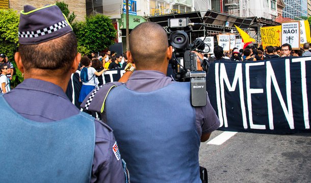 Reportagem do site Ponte Jornalismo, voltado a pautas sobre direitos humanos, mostra como o Governo Geraldo Alckmin monitora manifestações e mantém um banco de dados sobre os participantes desses atos; contrariando a Lei de Acesso à Informação, a Polícia Militar e o Tribunal de Justiça de São Paulo negam publicidade à chamada Diretriz Olho de Águia