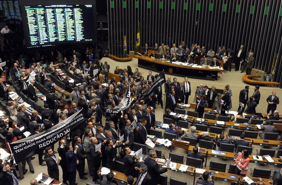 Enquanto o senador Renan Calheiros (PMDB) e o deputado federal Paulão (PT-AL) saíram corajosamente em defesa do ex-presidente Lula, outros deputados federais alagoanos usaram a cautela sobre sentença do juiz Sérgio Moro que condenou o ex-presidente Lula (PT); Ronaldo Lessa (PDT), por exemplo, afirma que “está nas mãos do povo resolver os problemas” e que Lula tem “todo o direito de se defender” em segunda instância