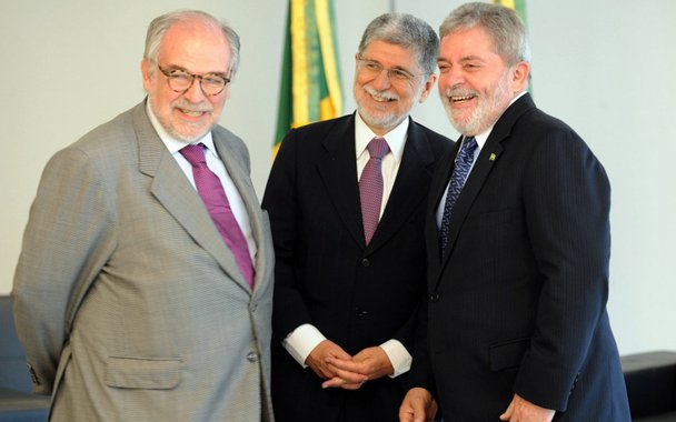 "Lula é o líder mais popular de nossa história, reconhecido nos quatro cantos do planeta. Isso decorre não só das transformações sociais promovidas em seus mandatos, que privilegiaram os mais pobres, mas também da mudança de comportamento nas relações externas, com o estabelecimento de uma política altiva e ativa. Em seu governo, nossos representantes deixaram de tirar os sapatos na fila dos aeroportos e passaram a ser tratados com respeito nas discussões travadas em todos os organismos internacionais, desde a ONU até a Organização Mundial do Comércio. Ao lado do chanceler Celso Amorim, outra grande figura de nosso tempo, Marco Aurélio teve papel fundamental nessa mudança de paradigma", diz a senadora Gleisi Hoffmann (PT-PR)