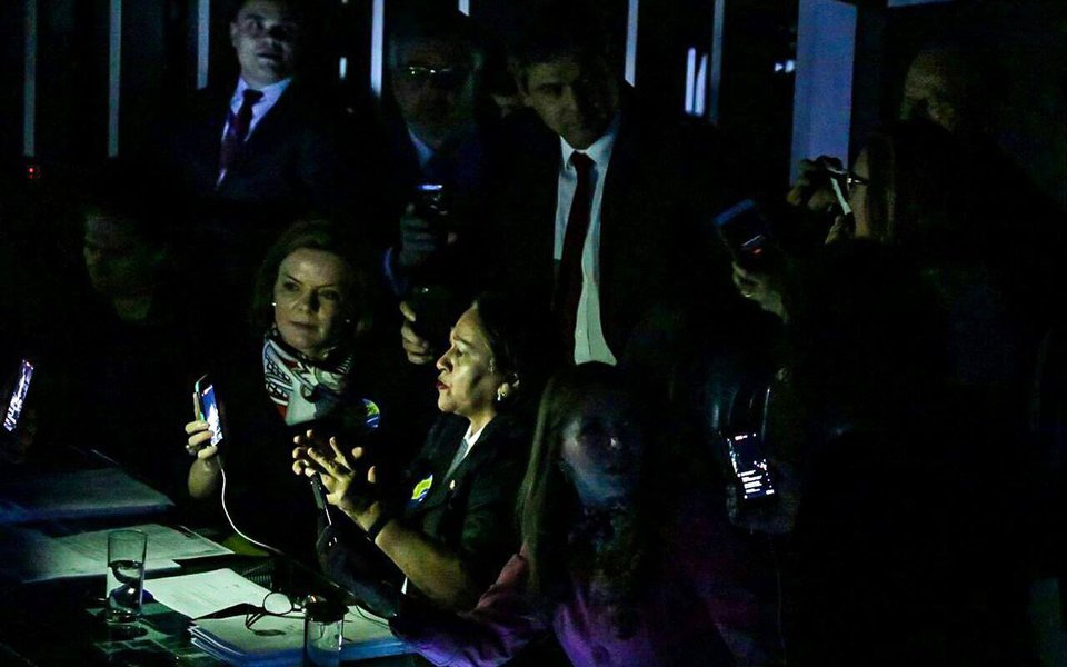 A senador Gleisi Hoffmann fez uma transmissão ao vivo para protestar contra a atitude autoritária do presidente do Senado, Eunício Oliveira (PMDB), que desligou as luzes da Casa e encerrou a transmissão, depois que senadoras ocuparam a Mesa do Senado; "Absurdo!! Cortaram até a luz do Congresso e impedem a entrada de trabalhadores e sindicatos na Casa. Desrespeito total com os brasileiros. Vamos continuar resistindo! Deputadas se somam à luta", disse Gleisi no Facebook